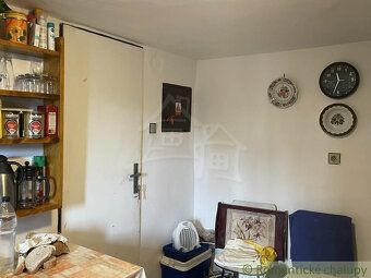 Chata je situovaná na zväčša rovinatom v dolnej časti teraso