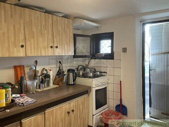 Chata je situovaná na zväčša rovinatom v dolnej časti teraso