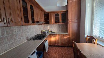 Predám 4-izbový byt s balkónom o výmere 74 m² na ulici Hlink