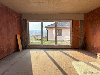Moderné rodinné bývanie, ktoré spája komfort, súkromie a pri