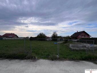 Ponúkame na predaj dva atraktívne stavebné pozemky o výmere 
