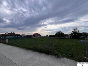 Ponúkame na predaj dva atraktívne stavebné pozemky o výmere 