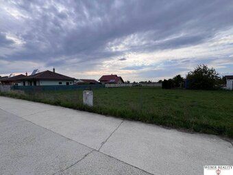 Ponúkame na predaj dva atraktívne stavebné pozemky o výmere 
