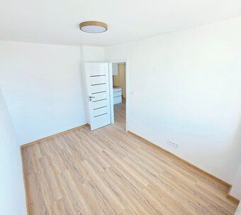 Ponúkame na predaj pekný moderný byt typu 2+kk na začiatku s