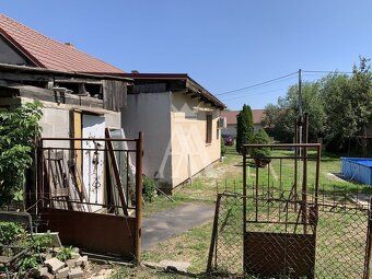Ponúkame Vám na PREDAJ tehlový 5-izbový rodinný dom v obci V