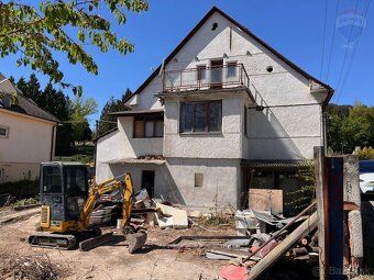 Ponúkame na predaj starší dvojpodlažný podpivničený rodinný 