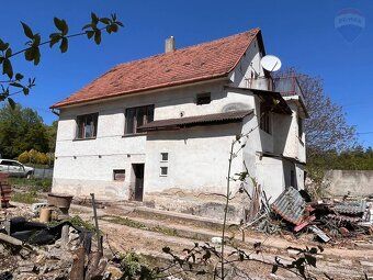 Ponúkame na predaj starší dvojpodlažný podpivničený rodinný 