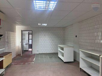 Ponúkame na predaj starší RD v obci Nitrianske Sučany vhodný