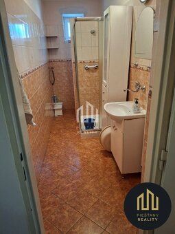 Len 3 minúty cesty autom od mesta Piešťany v centre obce Ban