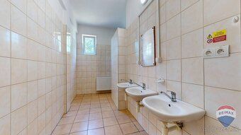 RE/MAX Extra ponúka na predaj polyfunkčnú budovu nachádzajúc