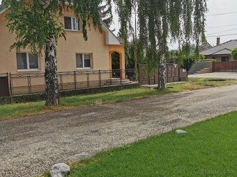 Rodinný dom s.č. 433 s dvomi 4 izbovými bytmi je postavený v