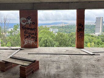 Spoločnosť U9, a.s. ponúka na predaj formou dražby rozostava