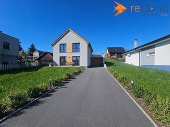 Ponúkame na predaj slnečný pozemok o výmere 946 m² s ideálno