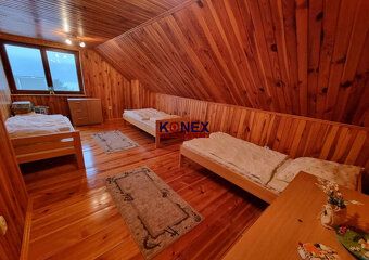 ID:7848
Ponúkame Vám na predaj dvojpodlažnú murovanú chatu s