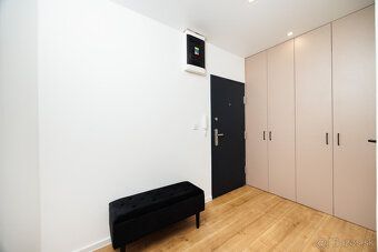 Ponúkame na predaj EXKLUZÍVNY 2 IZBOVÝ BYT PO KOMPLETNEJ REK