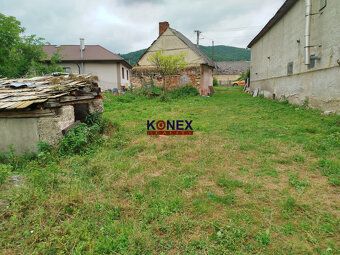 ID:2642
Ponúkame na predaj pozemok so starým rodinným domček