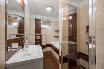 Základné údaje: Obytná plocha domu: 107 m2 (prízemie 54,5 m2