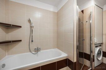 Základné údaje: Obytná plocha domu: 107 m2 (prízemie 54,5 m2