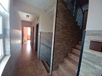 ID:3644
Ponúkame na predaj trojpodlažný  rodinný dom s garáž