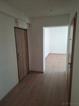 Predám 3 izbový tehlový byt v centre mesta s balkónom a veľk