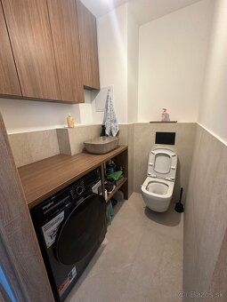 Výborne situovaný priestranný 2-izbový apartmán na skok od B