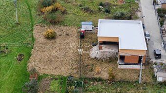Ponúkam na predaj slnečný a rovinatý stavebný pozemok o výme
