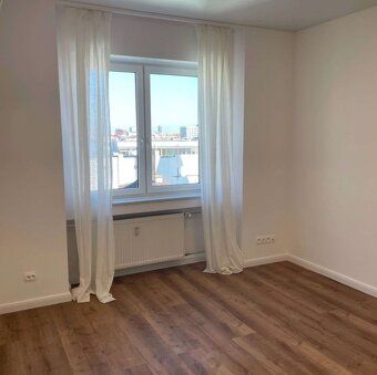 Ponúkame Vám na predaj veľkorysý, slnečný 3-izbový byt po ko