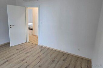 Ponúkame Vám na prenájom slnečný 4-izbový byt na 5.poschodí 