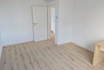 Ponúkame Vám na prenájom slnečný 4-izbový byt na 5.poschodí 