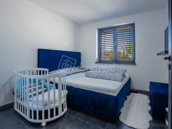 Rodinný dom s bazénom a garážou pre 2 autá na tichom pozemku
