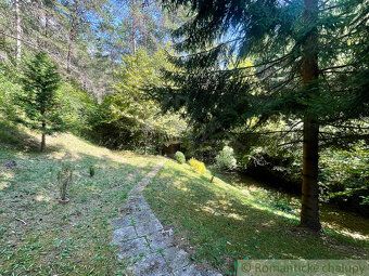 Chata priamo pri potoku v lese má obytnú plochou cca 32 m², 