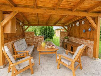 Zabývaný zariadený 4 izbový bungalov s 15 árovým pozemkom v 
