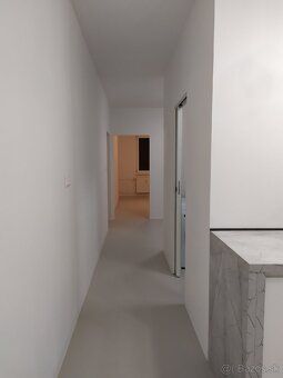 2-izbový kompletne zrekonštruovaný byt s balkónom na prenájo