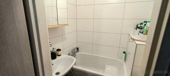 POPIS BYTOVÉHO DOMU Tehlový bytový dom je zrekonštruovaný, z