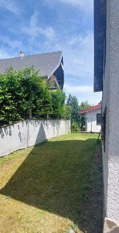 Ponúkame na predaj trojpodlažnú murovanú chatu vo vyhľadávan