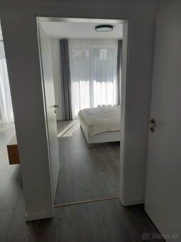 Hľadáte moderné bývanie s veľkou terasou a bezstarostným par