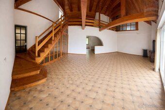 NA PREDAJ priestranný rodinný dom na pozemku o výmere 869 m2