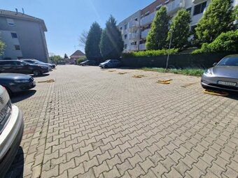 Ponúkame na predaj veľký 4-izbový byt nachádzajúci sa vo vyh
