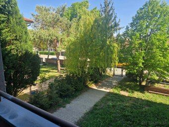 Ponúkame na predaj veľký 4-izbový byt nachádzajúci sa vo vyh
