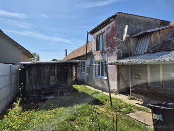 V obci Vinodol, okr. Nitra (cca 20km). Starší rodinný dom, o