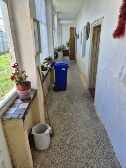 V obci Vinodol, okr. Nitra (cca 20km). Starší rodinný dom, o