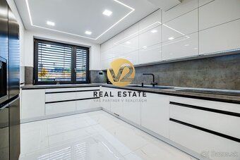 Maroš Vereš +421 904 086 200 maros.veres@v2realestate.sk
V2 