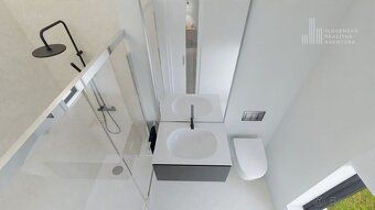 V Novej Dedinke vyrástli tri krásne moderné bungalovy – jede