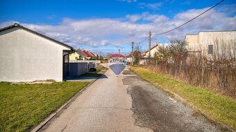 RE/MAX ponúka na predaj rovinatý stavebný pozemok o výmere c
