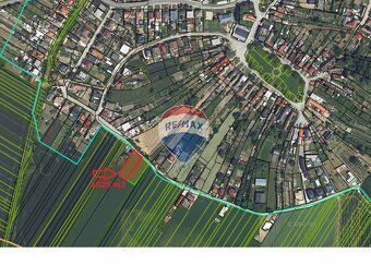 RE/MAX ponúka na predaj rovinatý stavebný pozemok o výmere c