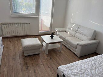 🏡Prenájom veľkého 1-izbového bytu v Nových Zámkoch – 46 m²
H