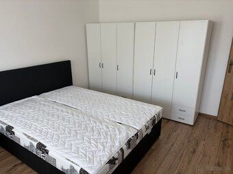 🏡Prenájom veľkého 1-izbového bytu v Nových Zámkoch – 46 m²
H