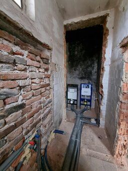 Ponúkame na predaj dom v štádiu rozpracovanej rekonštrukcie,