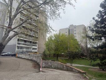 Ponúkame na predaj priestranný a moderne zrekonštruovaný 3-i