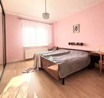 Ponúkame Vám na predaj pôsobivý vidiecky dom v obci Urmince.